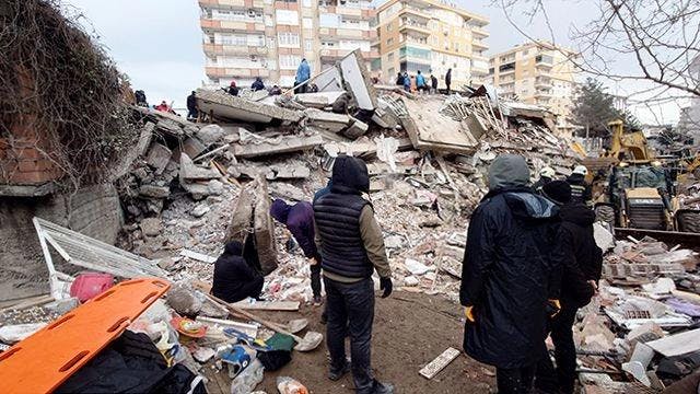 The scene of a building collapse in Diyarbakir, Turkey. (Photo: VOA courtesy of Wikimedia Commons. Public domain.)